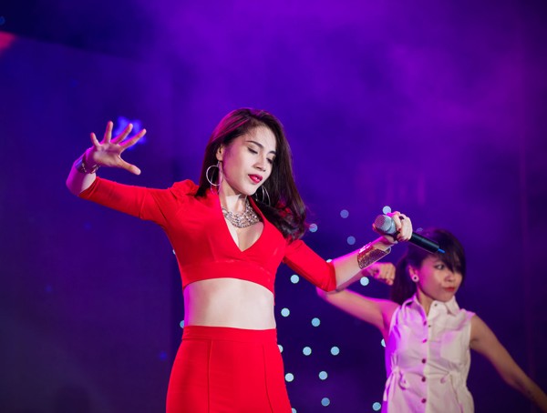 Thủy Tiên khoe eo, Hà Hồ kín mít - ảnh 4
