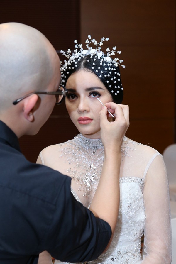 Lý Nhã Kỳ bất ngờ làm cô dâu trên sàn catwalk - ảnh 1