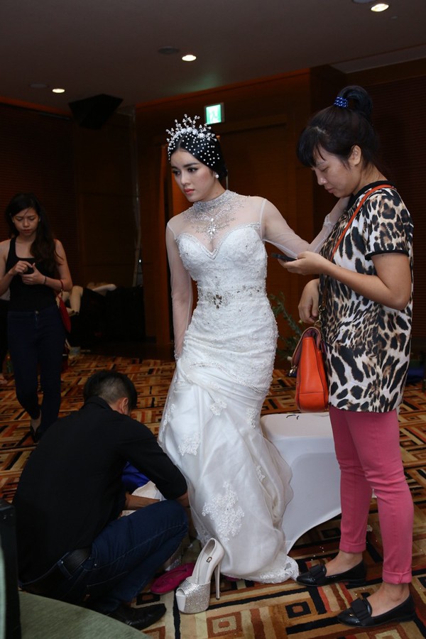 Lý Nhã Kỳ bất ngờ làm cô dâu trên sàn catwalk - ảnh 3