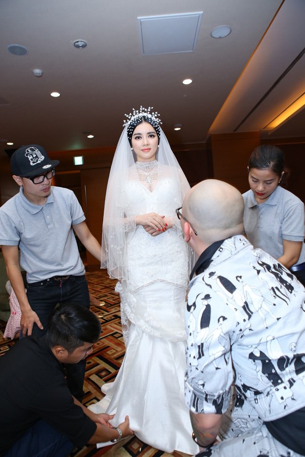 Lý Nhã Kỳ bất ngờ làm cô dâu trên sàn catwalk - ảnh 8