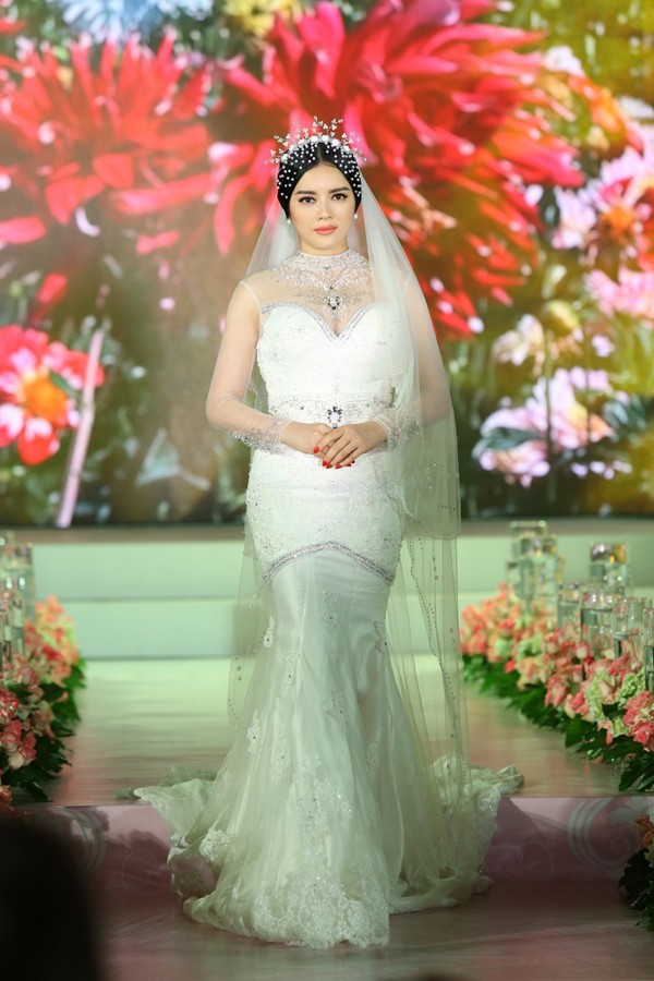 Lý Nhã Kỳ bất ngờ làm cô dâu trên sàn catwalk - ảnh 10