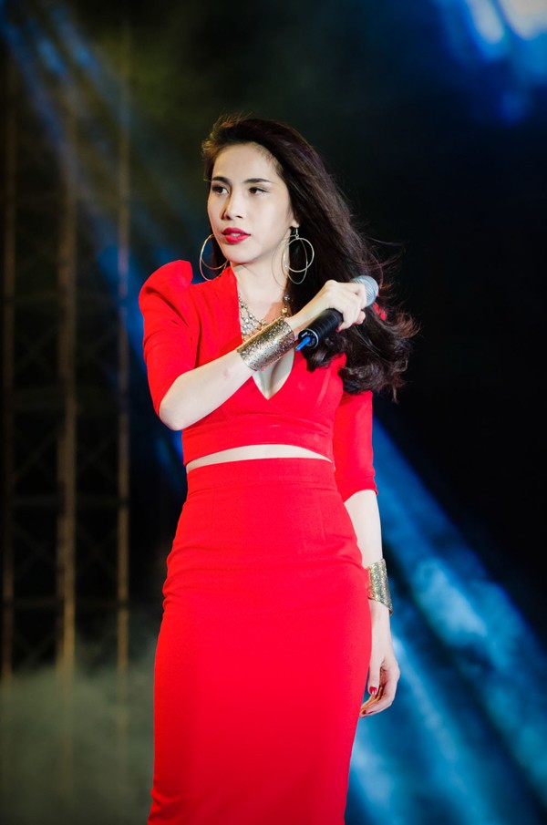 Thủy Tiên khoe eo, Hà Hồ kín mít - ảnh 1
