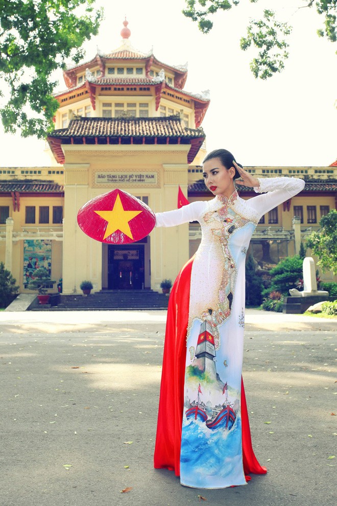 Người mẫu Lại Thanh Hương mặc áo dài biển Đông - ảnh 1