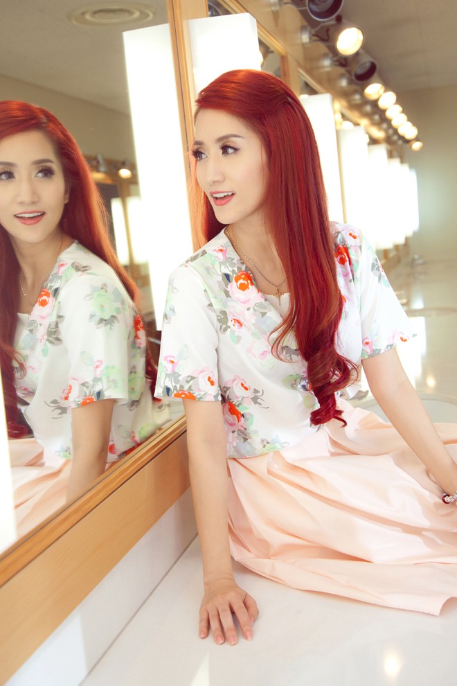 Khánh Thi mặc váy hoa, chu môi xì-tin như thiếu nữ - ảnh 2