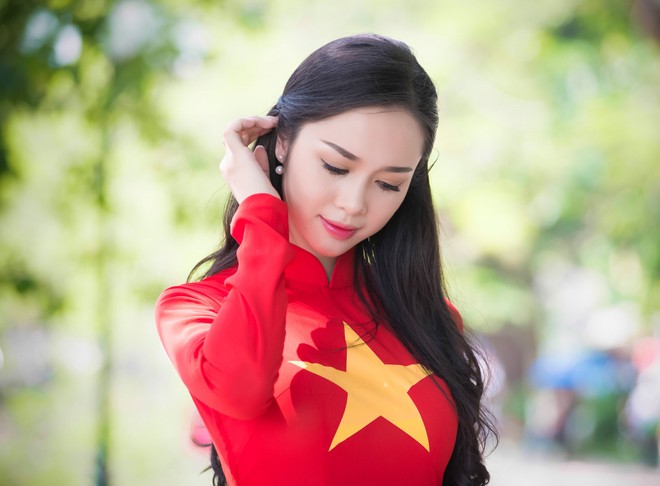 Dàn mẫu Việt nổi bật với áo dài in hình cờ Tổ quốc - ảnh 7