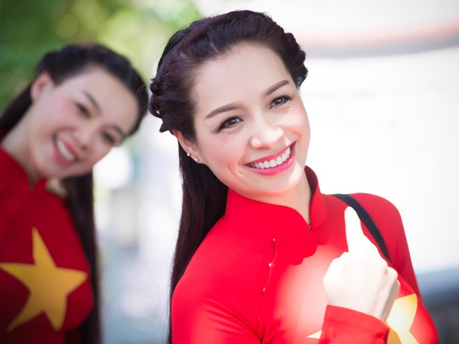 Dàn mẫu Việt nổi bật với áo dài in hình cờ Tổ quốc - ảnh 4