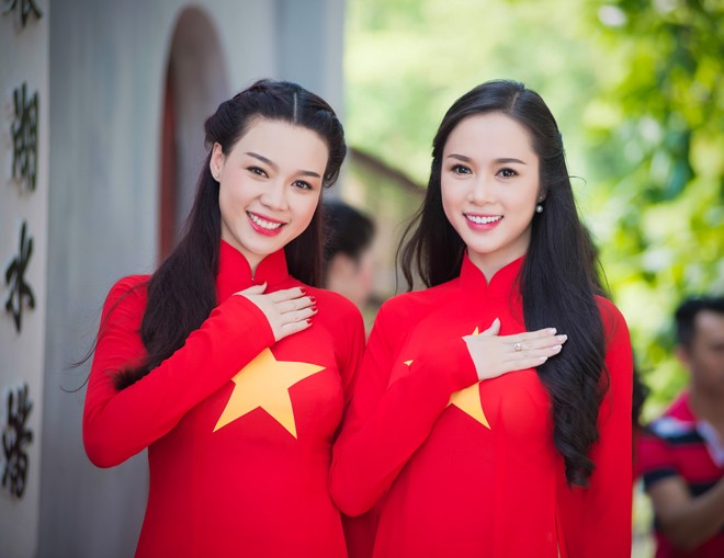 Dàn mẫu Việt nổi bật với áo dài in hình cờ Tổ quốc - ảnh 2