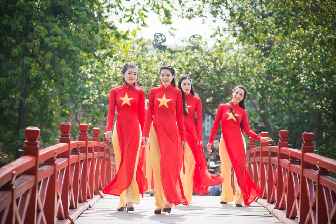 Dàn mẫu Việt nổi bật với áo dài in hình cờ Tổ quốc - ảnh 13
