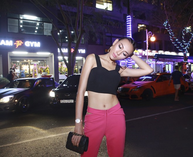 Diệu Huyền lộ eo thon sexy bên chàng lực sỹ 'trâu mộng' - ảnh 3