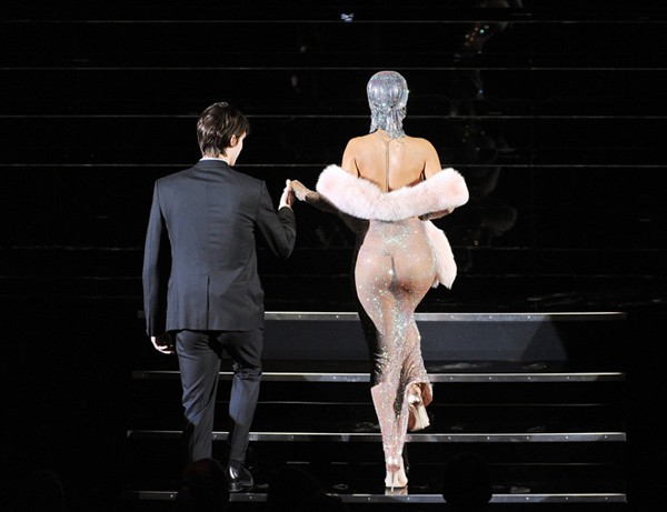Rihanna gần như nude trên thảm đỏ - ảnh 10