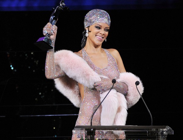 Rihanna gần như nude trên thảm đỏ - ảnh 7