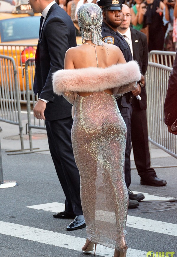 Rihanna gần như nude trên thảm đỏ - ảnh 6