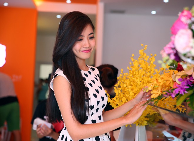 Người đẹp biển Ninh Hoàng Ngân xinh đẹp ở sự kiện - ảnh 6