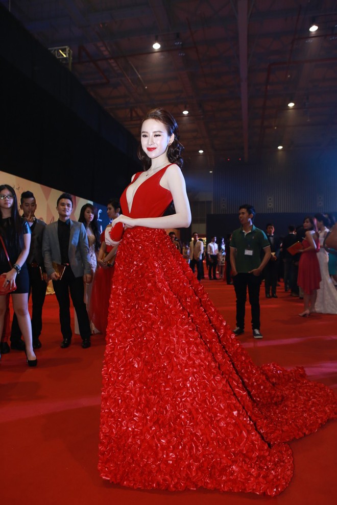 Angela Phương Trinh lại khoe ngực quá đà - ảnh 3