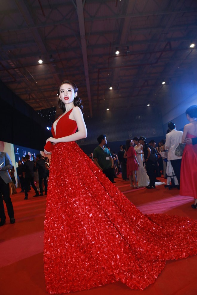 Angela Phương Trinh lại khoe ngực quá đà - ảnh 1