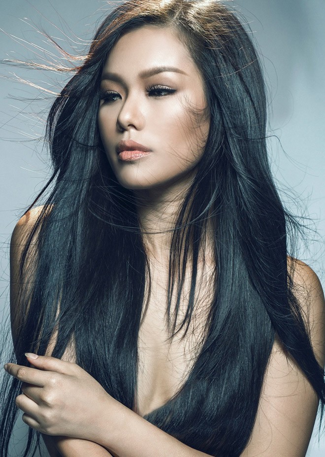 Phương Vy dùng hoa che ngực trần nóng bỏng - ảnh 1