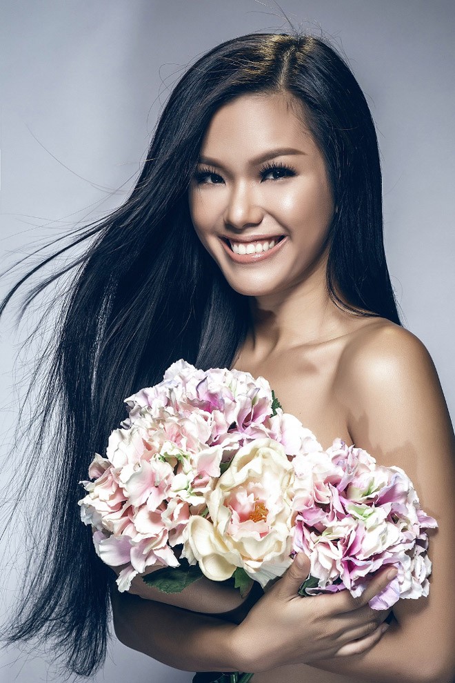 Phương Vy dùng hoa che ngực trần nóng bỏng - ảnh 4