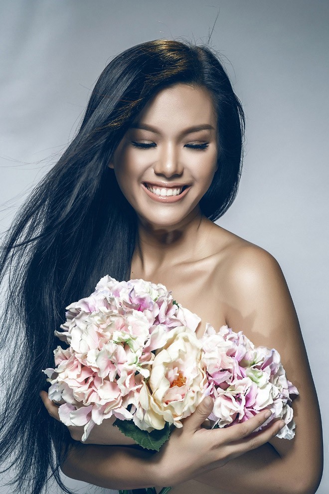 Phương Vy dùng hoa che ngực trần nóng bỏng - ảnh 3
