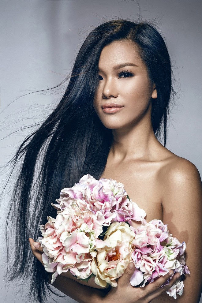 Phương Vy dùng hoa che ngực trần nóng bỏng - ảnh 2