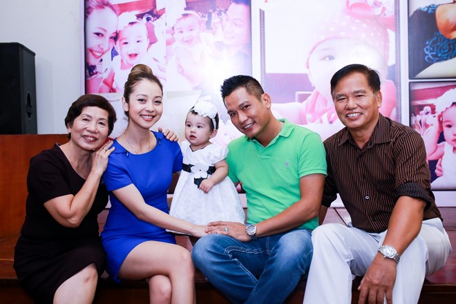 Con gái Jennifer Phạm xinh như công chúa trong lễ thôi nôi - ảnh 1