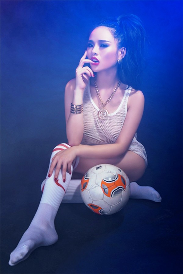 Cổ vũ tuyển Nga, Hương Thảo hóa thân thành nữ cầu thủ sexy - ảnh 6
