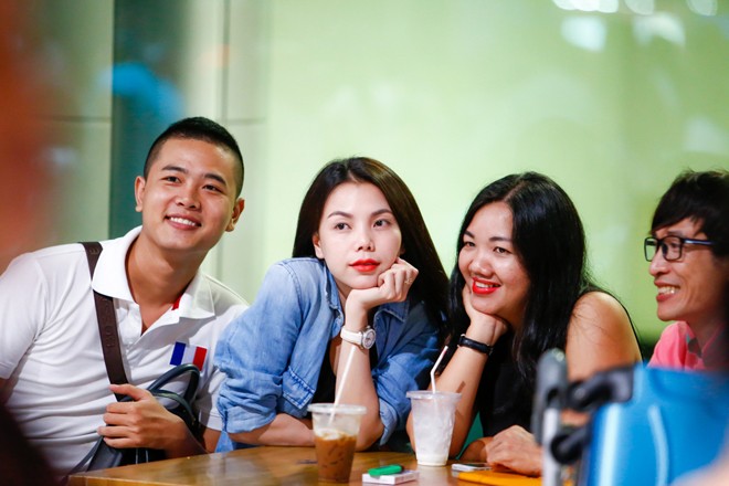 Trà Ngọc Hằng cởi áo khoác khoe eo thon ở sân bay - ảnh 11