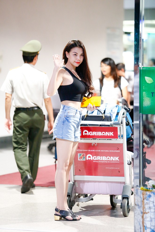 Trà Ngọc Hằng cởi áo khoác khoe eo thon ở sân bay - ảnh 8