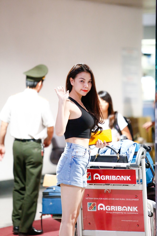 Trà Ngọc Hằng cởi áo khoác khoe eo thon ở sân bay - ảnh 7