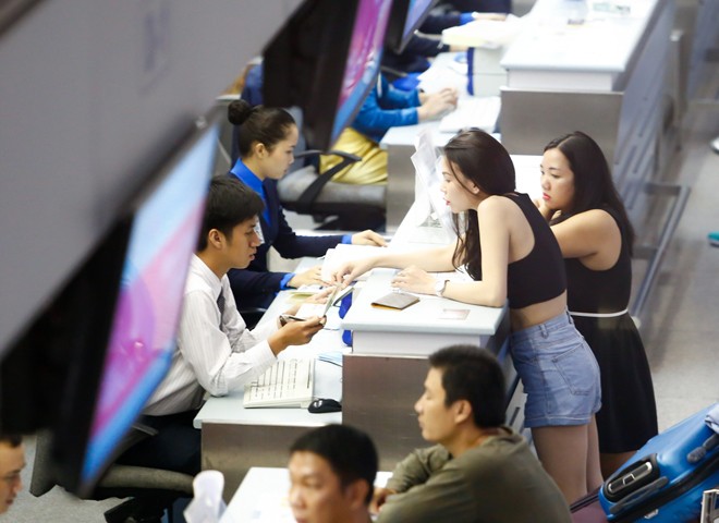 Trà Ngọc Hằng cởi áo khoác khoe eo thon ở sân bay - ảnh 10
