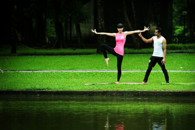 Siêu mẫu Hạ Vy khoe dáng gợi cảm tập yoga - ảnh 5
