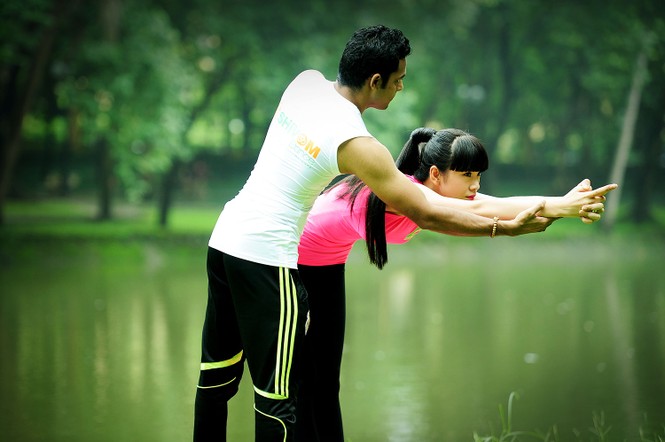 Siêu mẫu Hạ Vy khoe dáng gợi cảm tập yoga - ảnh 3