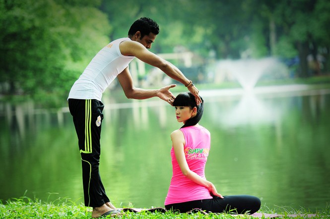 Siêu mẫu Hạ Vy khoe dáng gợi cảm tập yoga - ảnh 2