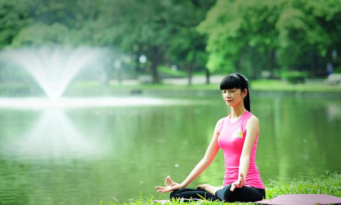 Siêu mẫu Hạ Vy khoe dáng gợi cảm tập yoga - ảnh 1