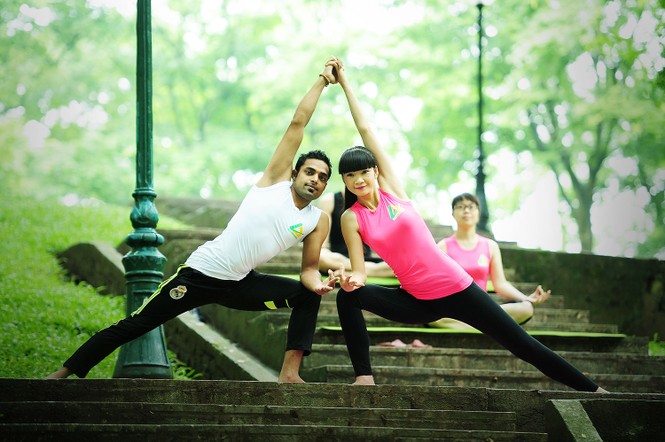 Siêu mẫu Hạ Vy khoe dáng gợi cảm tập yoga - ảnh 4