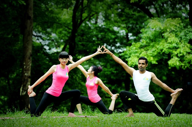 Siêu mẫu Hạ Vy khoe dáng gợi cảm tập yoga - ảnh 11