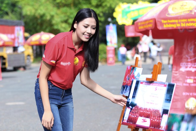 Nguyễn Thị Loan rực rỡ áo đỏ tình nguyện vận động hiến máu - ảnh 3