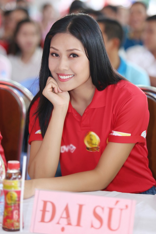 Nguyễn Thị Loan rực rỡ áo đỏ tình nguyện vận động hiến máu - ảnh 4