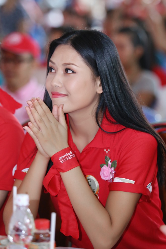 Nguyễn Thị Loan rực rỡ áo đỏ tình nguyện vận động hiến máu - ảnh 5