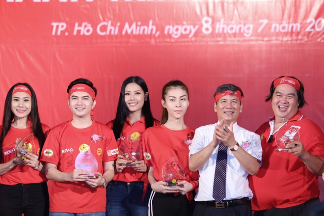 Nguyễn Thị Loan rực rỡ áo đỏ tình nguyện vận động hiến máu - ảnh 9