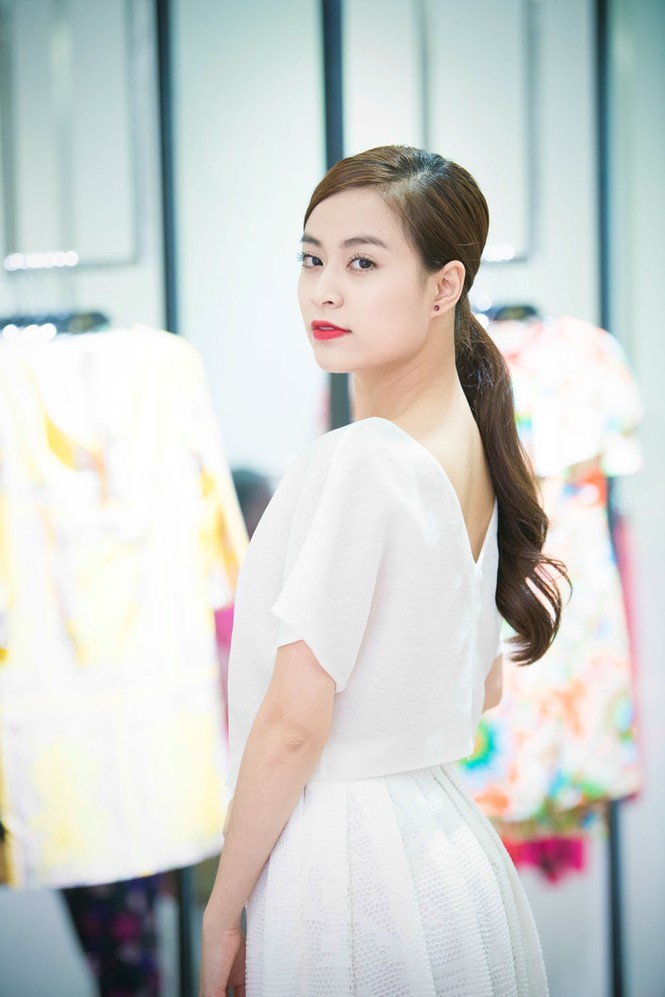 Hoàng Thùy Linh e ấp ở hậu trường, sexy trên sân khấu - ảnh 1