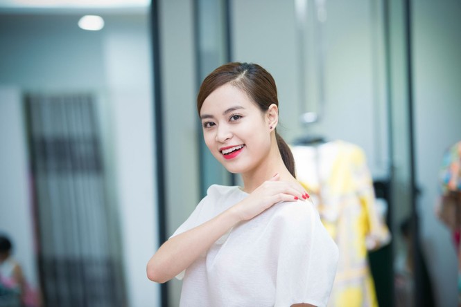 Hoàng Thùy Linh e ấp ở hậu trường, sexy trên sân khấu - ảnh 3