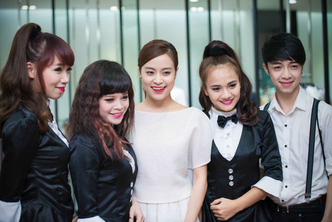 Hoàng Thùy Linh e ấp ở hậu trường, sexy trên sân khấu - ảnh 7