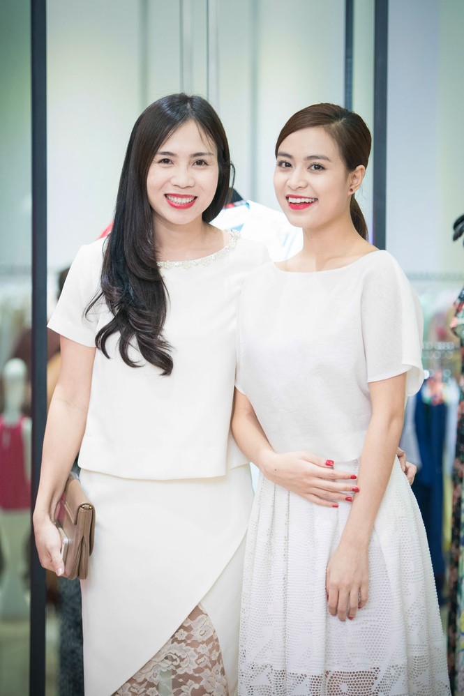 Hoàng Thùy Linh e ấp ở hậu trường, sexy trên sân khấu - ảnh 8