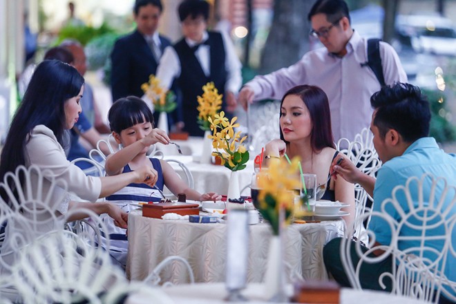 Ngọc Anh ăn tối cùng gia đình 'ca sỹ nhà trăm tỷ' - ảnh 4