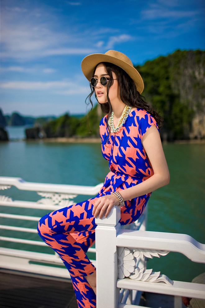 Á hậu Hoàng Anh khoe vóc dáng kiêu sa giữa vịnh Hạ Long - ảnh 3