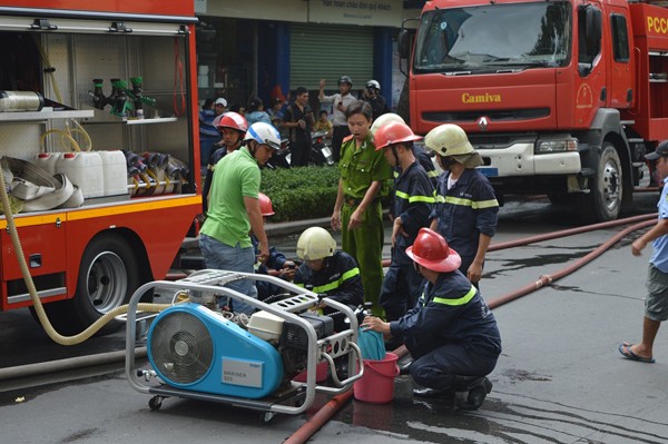 Cháy lớn ở siêu thị, hàng trăm khách hoảng loạn tháo chạy - ảnh 3