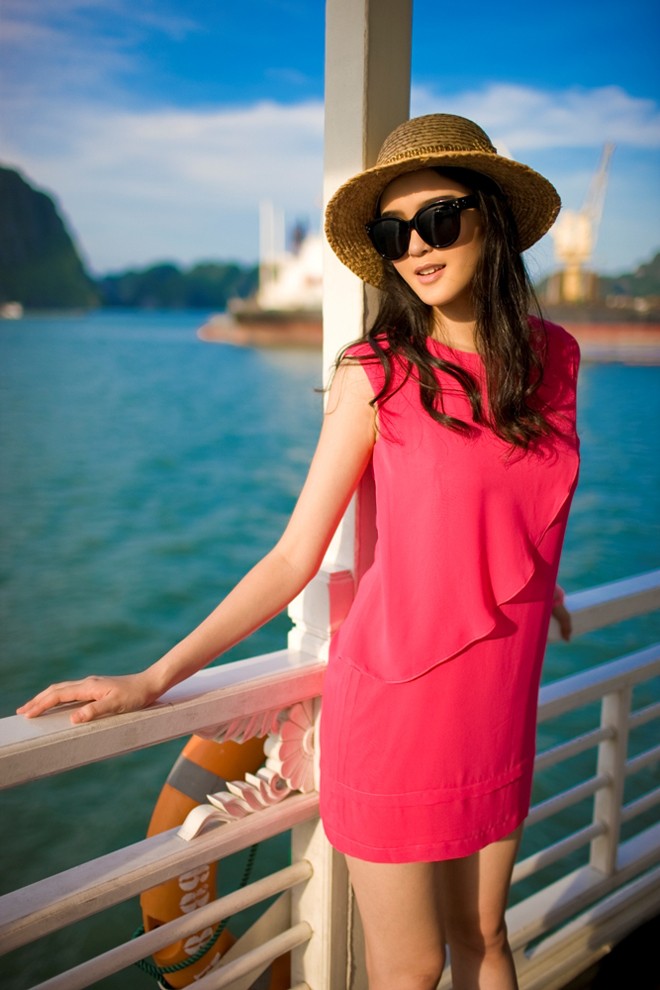 Á hậu Hoàng Anh khoe vóc dáng kiêu sa giữa vịnh Hạ Long - ảnh 1
