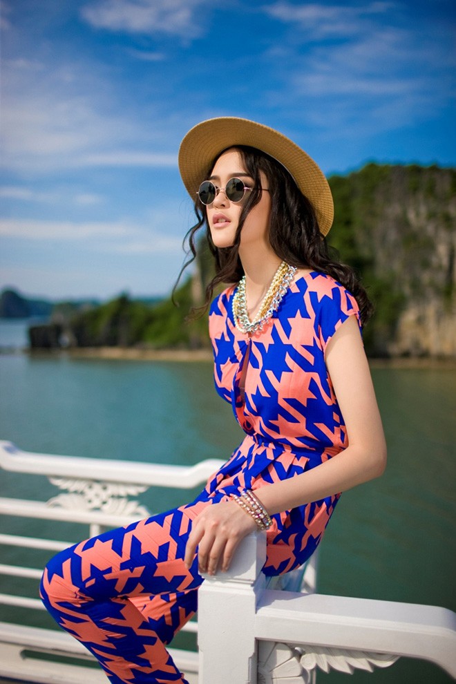 Á hậu Hoàng Anh khoe vóc dáng kiêu sa giữa vịnh Hạ Long - ảnh 2