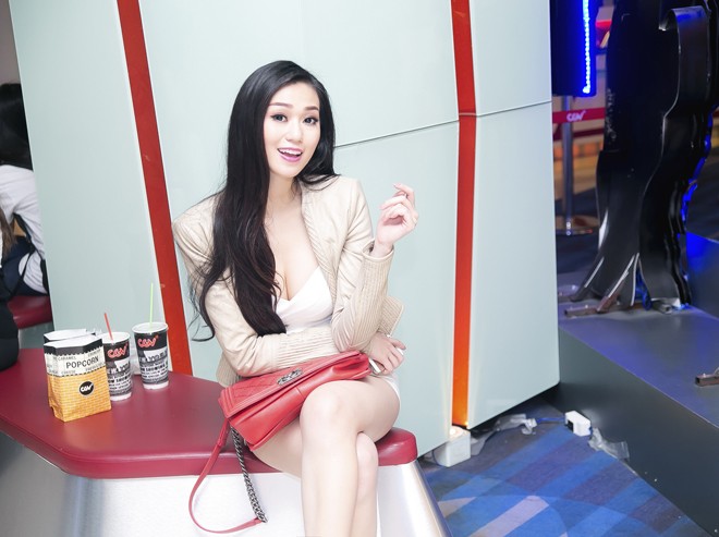 Khánh My khoe da trắng, dáng xinh ở rạp chiếu phim - ảnh 10