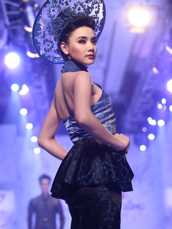 Hoàng Yến đeo móng vuốt như ma nữ trên sàn catwalk - ảnh 8